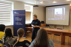 policjantka opowiada uczniom o zasadach bezpieczeństwa