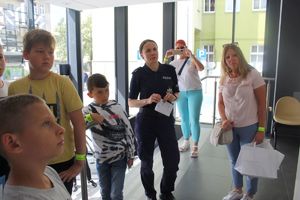 uczniowie na wycieczce po komendzie