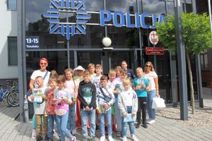 pamiątkowe zdjęcie przed komendą