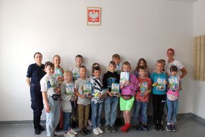 wspólne zdjęcie policjantów z dziećmi