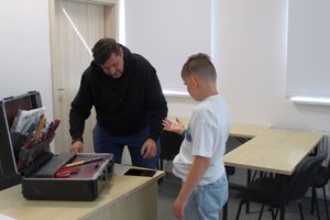 technik pokazuje swoja walizkę