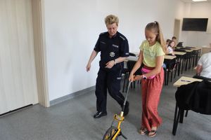 policjantka i dziecko prezentują wózek