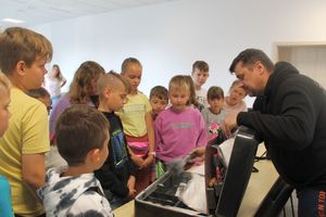 technik otoczony przez dzieci