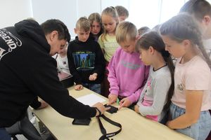 dzieci oglądają zawartość walizki