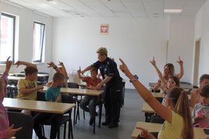 policjantka uczy dzieci rozróżniania ręki lewej od prawej
