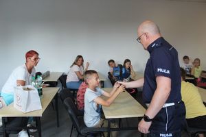 policjant wrd pokazuje miernik prędkości