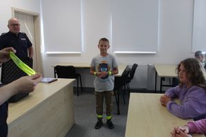 dziecko ma na sobie odblaskowe taśmy