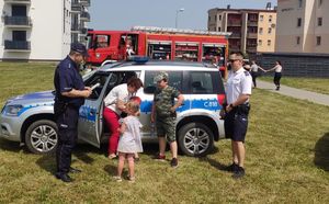 policjanci, dzieci i radiowóz