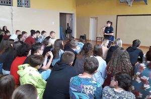 policjantka na tle uczniów