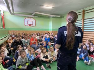 policjantka edukuje dzieci