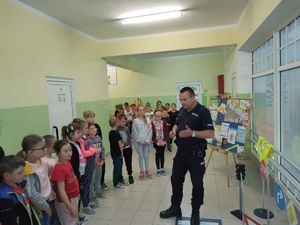 policjant stoi wśród dzieci