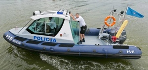 policjanci na policyjnej łodzi