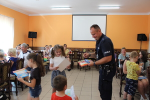 policjant rozdaje upominki