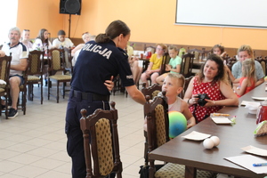 policjantka zadaje pytanie dziecku