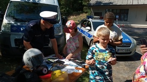 policjant WRD przy stoisku z dziećmi