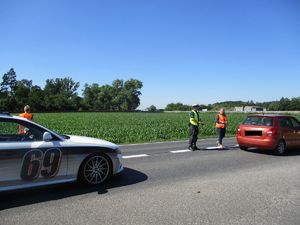 policjanci i pracownicy kolei rozdają ulotki#1