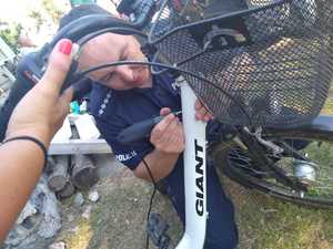policjant znakuje rower#1