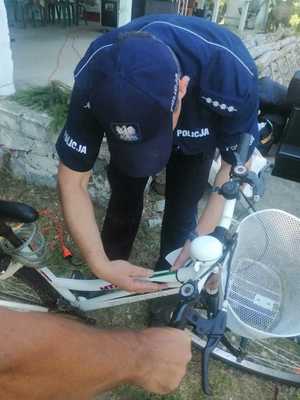 policjant znakuje rower#2