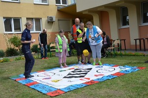 policjantka podczas gry z uczestnikami