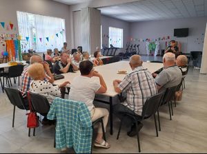 seniorzy uczestniczą w spotkaniu