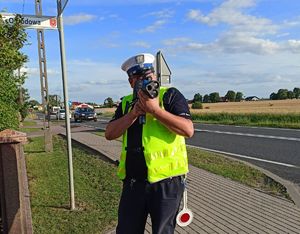 policjant z miernikiem prędkości