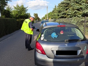 policjant rozmawia z kierowcą