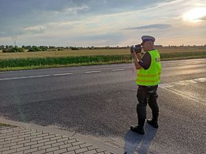 policjant wskazuje gdzie ma zatrzymać się pojazd