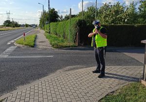 policjant z miernikiem prędkości