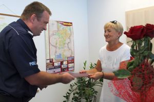 przekazanie policjantowi kwiatów