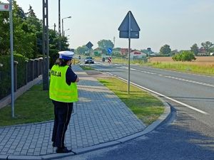 policjantka z miernikiem prędkości