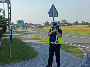 policjant z miernikiem prędkości