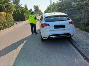 policjant przy pojeździe