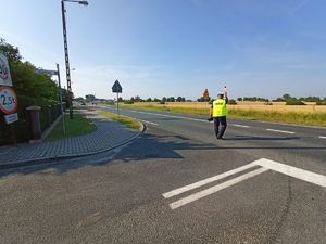 policjant na drodze podczas akcji
