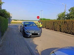 policjant kontroluje kierowcę