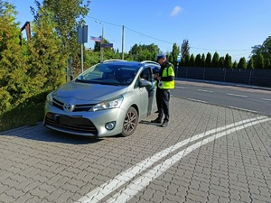 policjant drogówki rozmawia z kierowca pojazdu