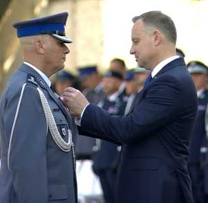 Prezydent RP wręcza policjantowi medal
