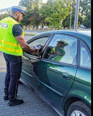 informator który przekazuje kierowcy policjant dotyczy przypomnienia o przepisach drogowych