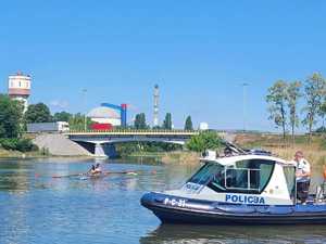 widok na jezioro i policyjną łódź