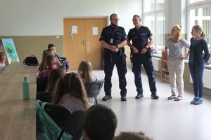 policjanci u dzieci na półkoloniach