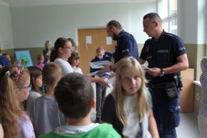 dzielnicowi wręczają upominki