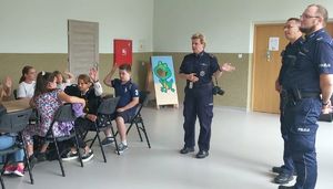 policjanci mówią do dzieci