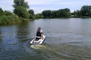 widok na policjanta na skuterze