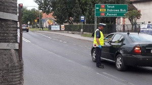 policjant sprawdza trzeźwość