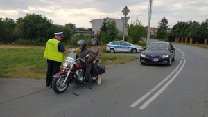 policjant sprawdza motozyklistę