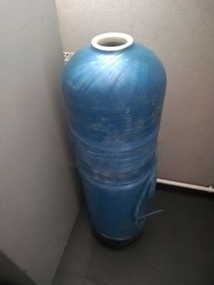 niebieski pojemnik widok z boku