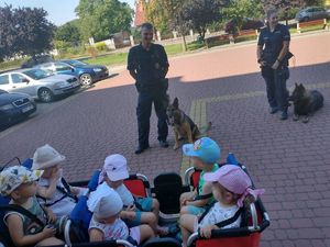 Policyjni przewodnicy i dzielnicowi odwiedzili dzieci ze żłobka#1