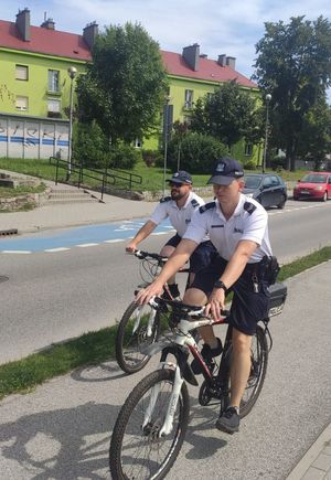 dwaj policjanci na rowerach