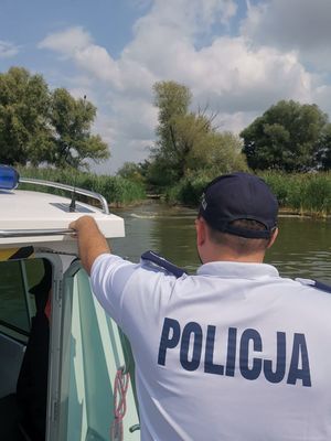 policjant na łodzi