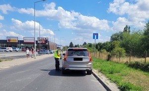 policjant kontroluje samochód
