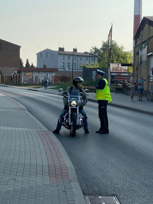 policjant kontroluje motocyklistę